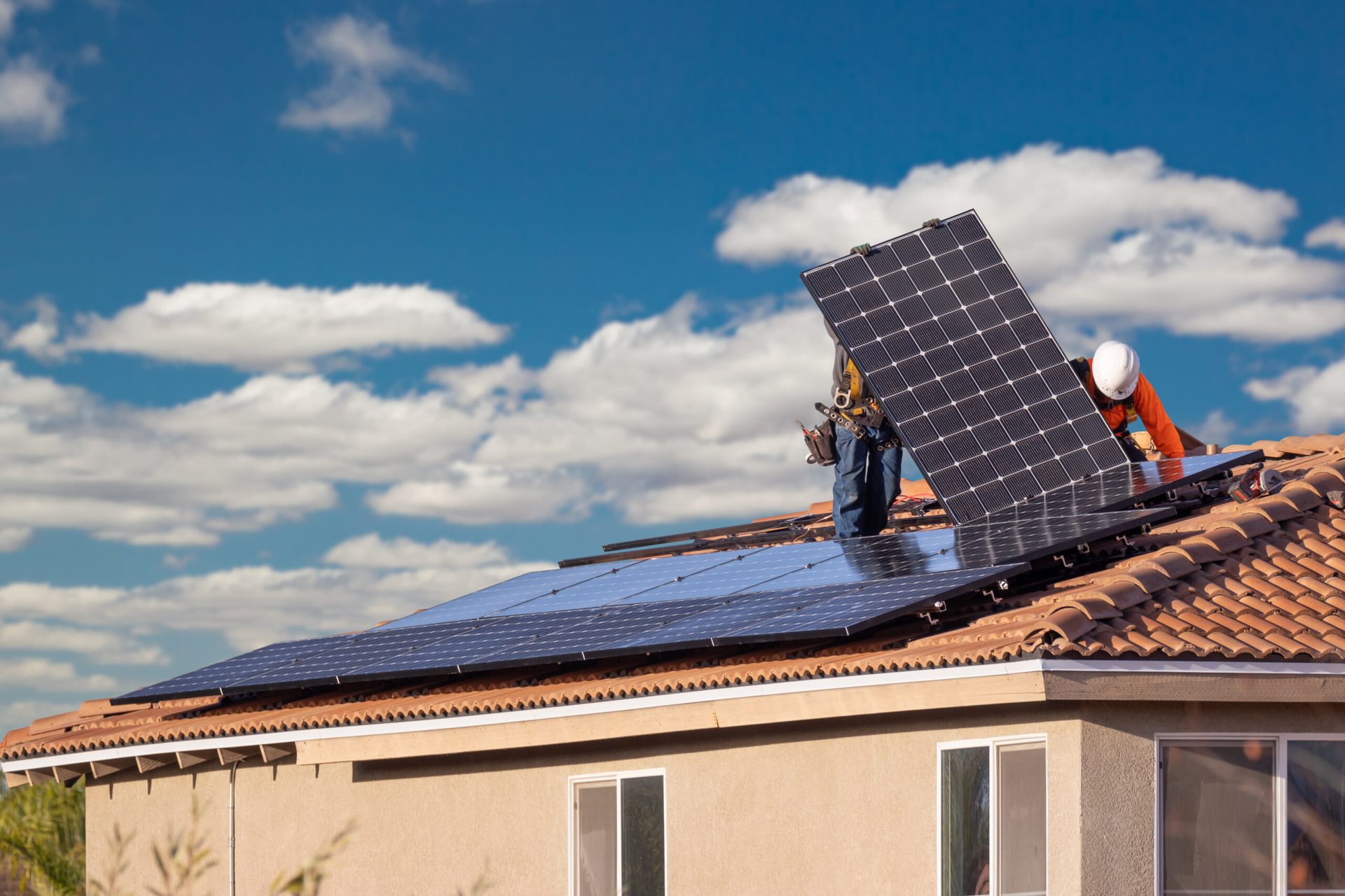 Tecnico al lavoro sul montaggio di un modulo fotovoltaico in copertura