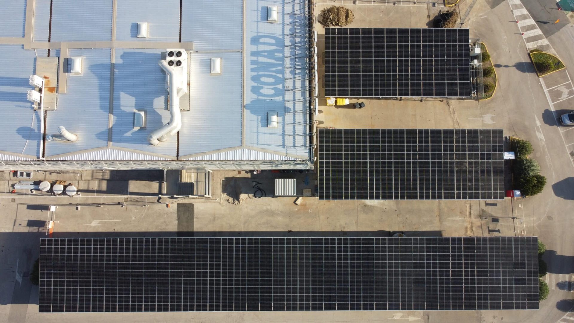 Veduta dall'alto di un impianto fotovoltaico su una struttura commerciale