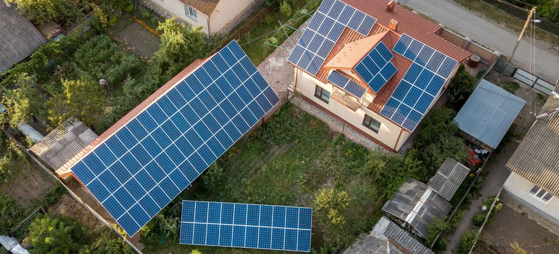 Moduli fotovoltaici installati sulla copertura di un'abitazione